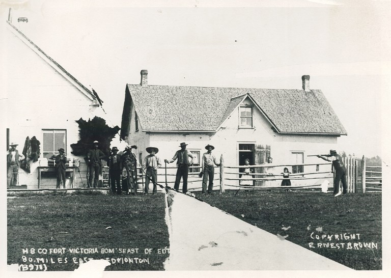 Clerk’s quarters and trading shop at Fort Victoria, c. 1890. Provincial Archives of Alberta B.2406.