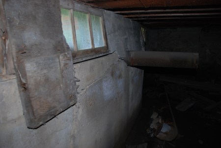 Type of crack: Significant - structural failure has occurred and structure becoming increasingly unstable.