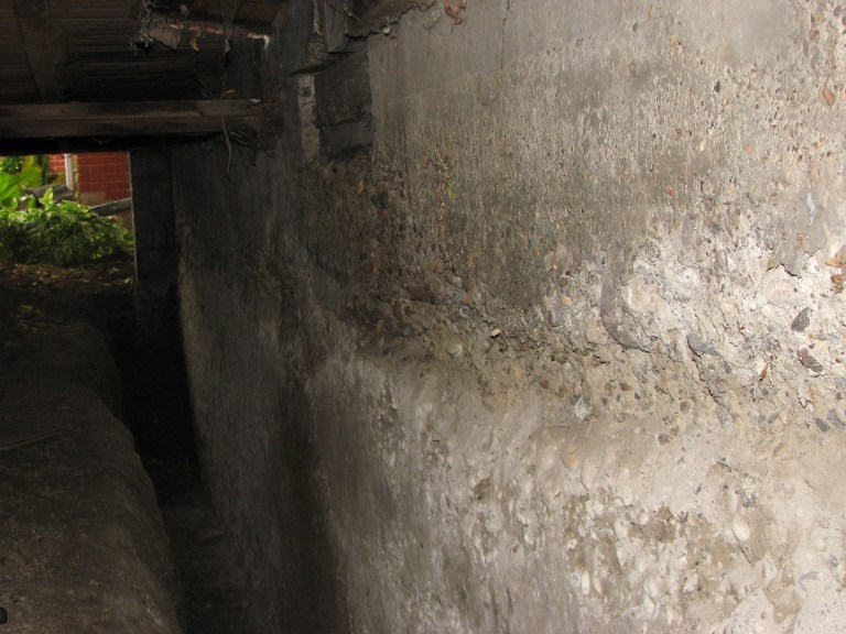 Type of crack: Medium - showing signs of structural failure and weakness such as spalling.