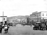 By 1920, Drumheller’s main street was bustling with businesses, horse drawn wagons, cars and pedestrian traffic—a result of a flourishing coal industry and a rail line. (Provincial Archives of Alberta A15275).