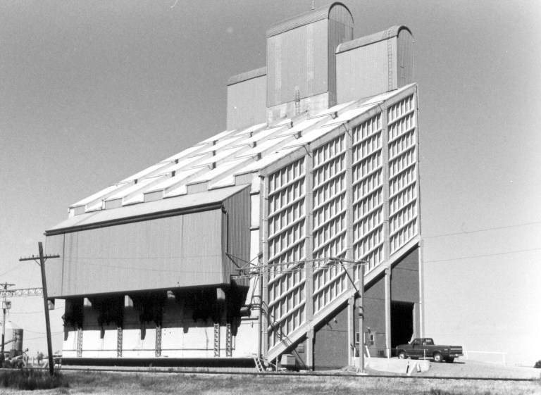Buffalo Elevator at Magrath in 1997. (Courtesy Alberta Heritage Survey, 97-R0293-17A.) 