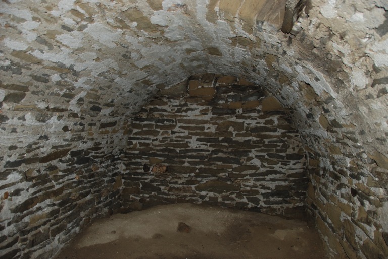 The chamber with barrel-vaulted roof made from mortared sandstone (Alberta Culture, Historic Resources Management Branch, 2011).