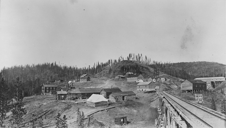 Part of the Yellowhead site, likely during the mid-to-late stages of mine development (Photo Credit: Provincial Archives of Alberta, Edmonton, PR1991.0312 A19987) 
