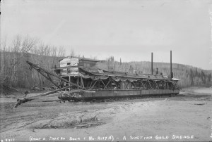 A suction gold dredge at rest along the North Saskatchewan River at Edmonton, 1904. Source: Provincial Archives of Alberta, B5317