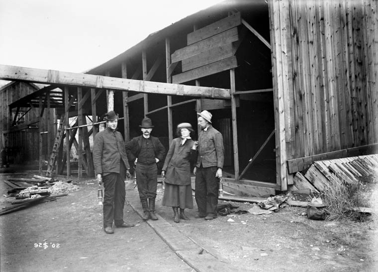 Mouth of Pit, Anthracite Coal Mine, Banff AB, 1902. Source: Library and Archives Canada, MIKAN 3373370